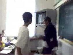 网友爆料某学校老师视频,某学校老师视频引发热议,真相究竟如何? 第3张 网友爆料某学校老师视频,某学校老师视频引发热议,真相究竟如何? 第3张